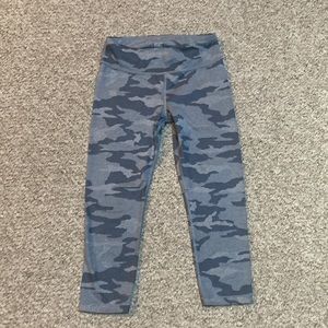 Athleta girl Size L gray camo chit cat capri